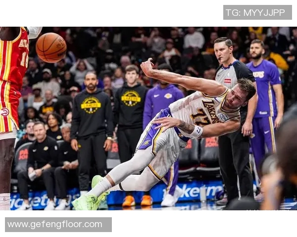 布朗尼爆发！湖人102-122惨败老鹰，东契奇22+5+11，范德彪12+18